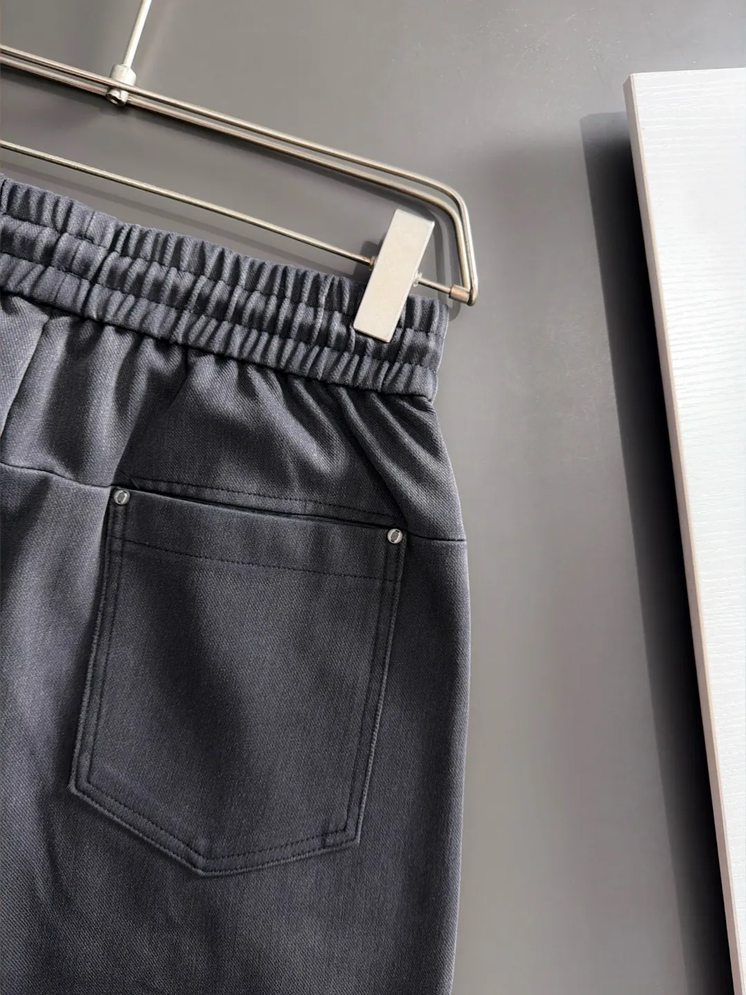 Shipped next day P195 Balenciaga 2026 Summer New Arrival elastic band casual pants, counter-customized fabrics, Breathable, high comfort, impeccable details, brand element design concept, reflecting high quality. It feels delicate and soft! It presents a casual cut and the upper body shape is great! Sizes:S-3XL